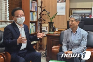 전주 전통시장 찾은 김부겸 전의원…"재래시장 되살려 코로나위기 극복&… 