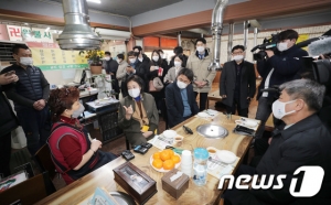 "버팀목자금, 부족하지만 소상공인에 도움되길"…박영선 장관 상인들 … 